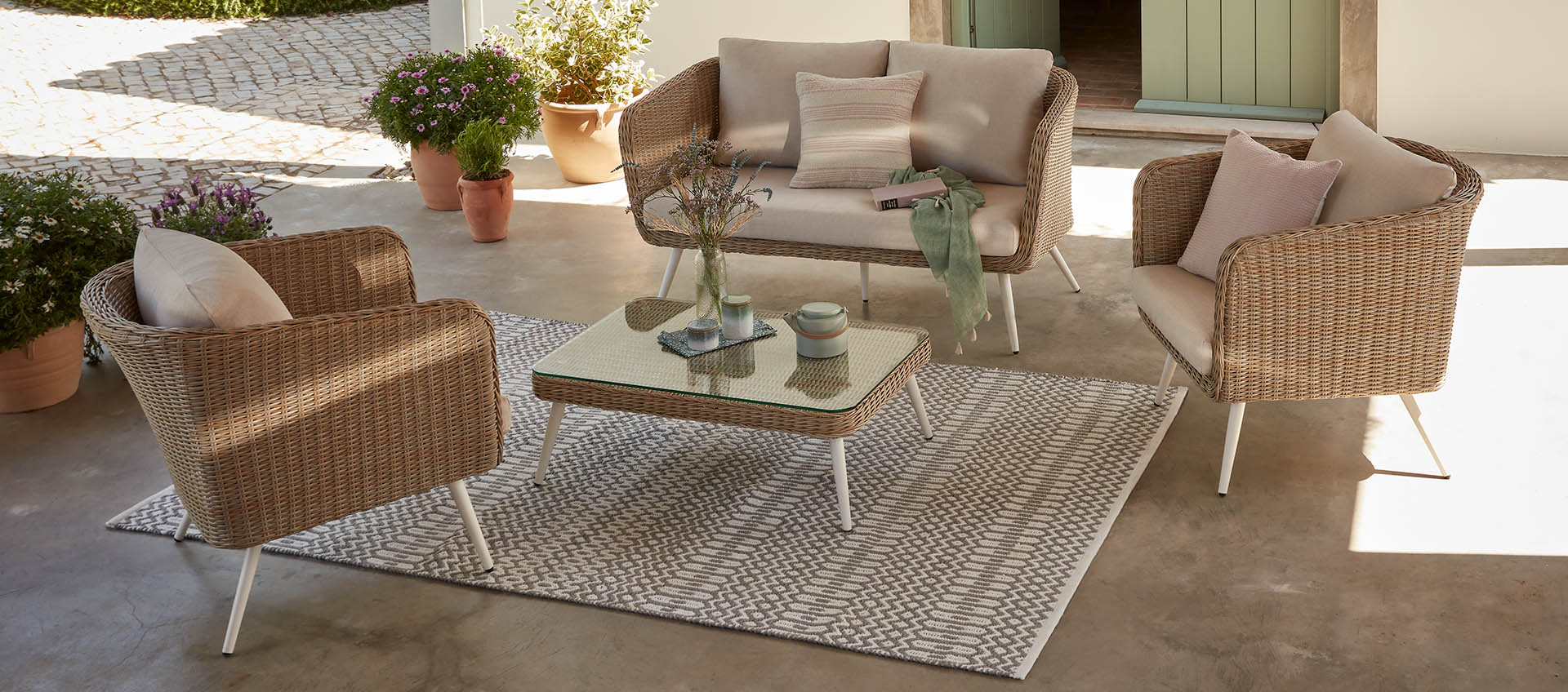 2 armchairs store and table
