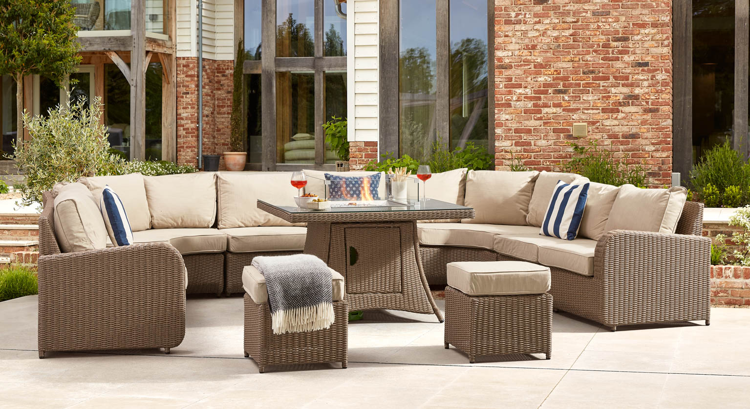 Ledbury 6C - U Shaped Angled Sofa with Firepit Dining Table